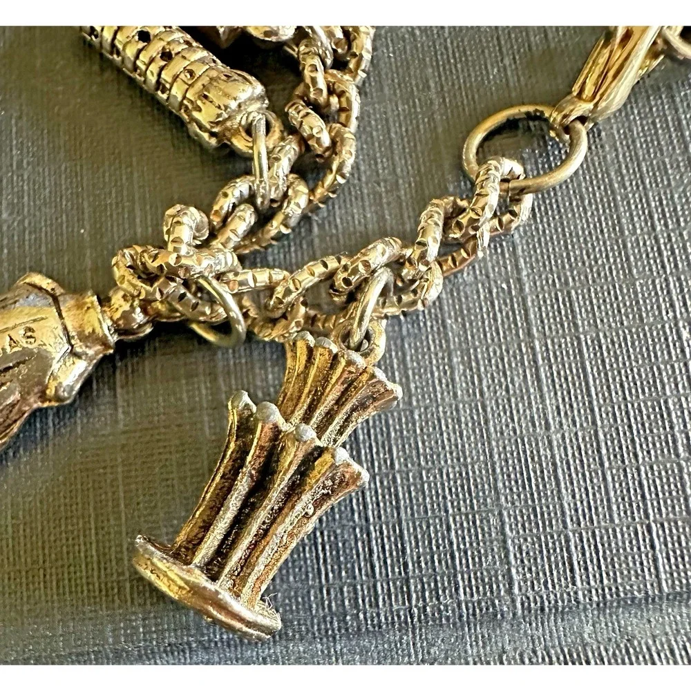 Vintage Las Vegas Casino Hotel Charm Bracelet with 10 Charms ~ Gold Color ~ 7 in